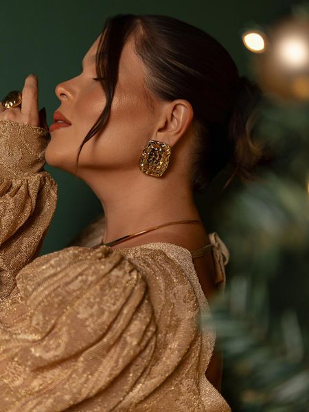 BRINCO CHAPA QUADRADA MARTELADA BANHADO A OURO - Dri Ferreira Semi Joias