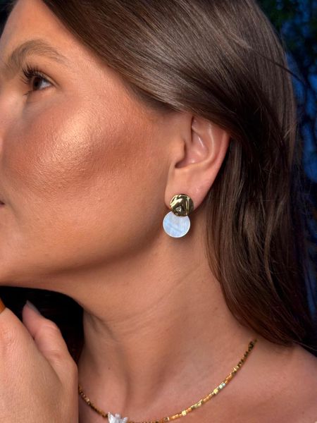 BRINCO CHAPINHA E MADREPÉROLA P BANHADO A OURO - Dri Ferreira Semi Joias