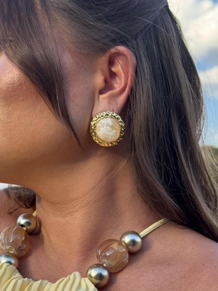 BRINCO REDONDO DETALHADO E RESINADO BRANCO BANHADO A OURO - Dri Ferreira Semi Joias