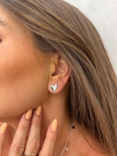BRINCO CORAÇÃO LISO BANHADO A RÓDIO BRANCO - Dri Ferreira Semi Joias
