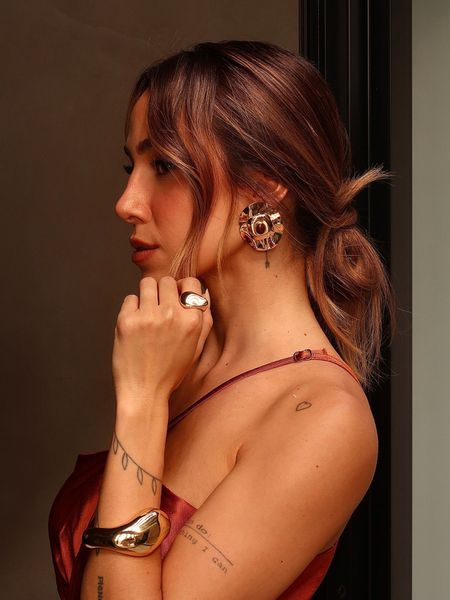 BRINCO BOHO CHAPA RESINADA MARROM BANHADO A OURO - Dri Ferreira Semi Joias