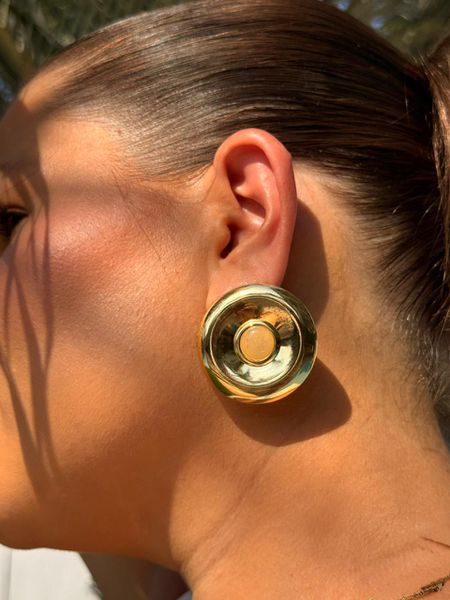 BRINCO CHAPA REDONDA RESINADA BANHADO A OURO - Dri Ferreira Semi Joias