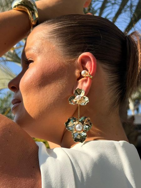 BRINCO PENDENTE FLOR PÉROLA BANHADO A OURO - Dri Ferreira Semi Joias