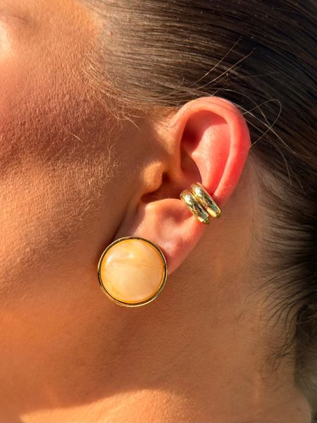 BRINCO BOTÃO RESINADO BANHADO A OURO - Dri Ferreira Semi Joias