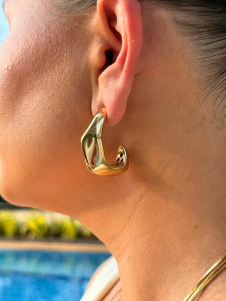 BRINCO MEIA ARGOLA ORGANIC BANHADO A OURO