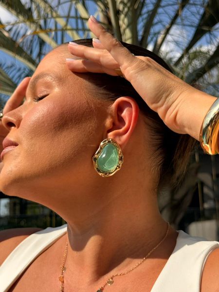 BRINCO CHAPA ORGANIC RESINADA VERDE ÁGUA BANHADO A OURO - Dri Ferreira Semi Joias