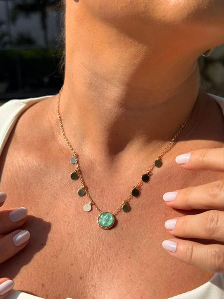 COLAR MEDALHAS E RESINADO VERDE ÁGUA BANHADO A OURO - Dri Ferreira Semi Joias