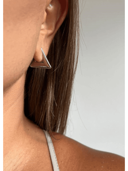 BRINCO ARGOLA TRIANGULAR BANHADO A RODIO BRANCO - Dri Ferreira Semi Joias