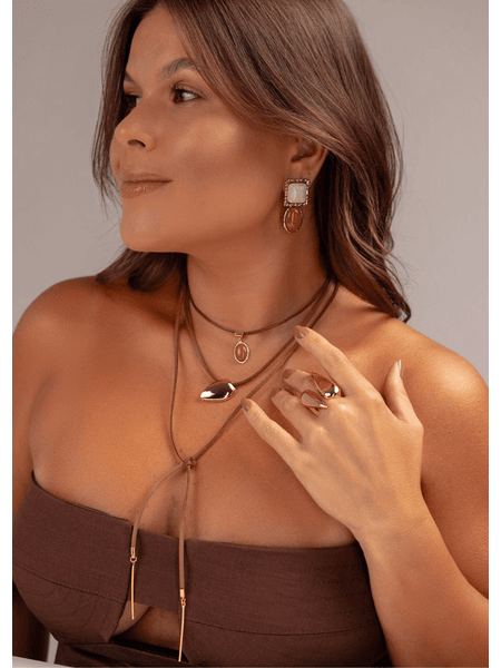 CORDÃO COURO BOHO CAFÉ E PINGENTE GOTA BANHADO A OURO - Dri Ferreira Semi Joias