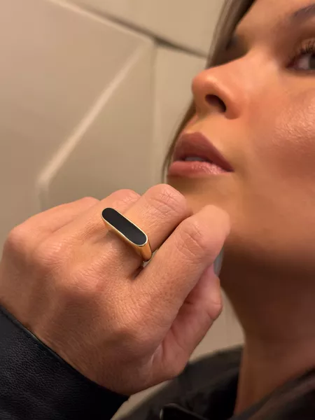 ANEL REGULÁVEL LISO RESINADO PRETO BANHADO A OURO - Dri Ferreira Semi Joias