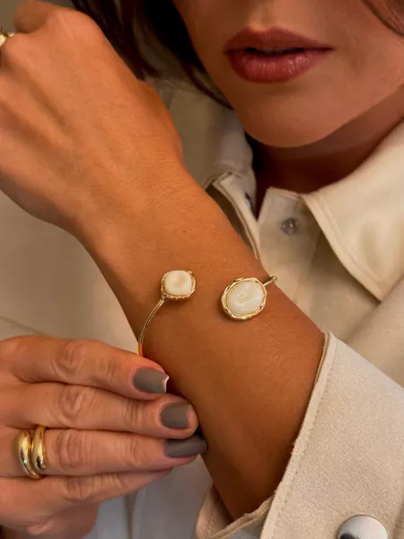 BRACELETE BOHO RESINADO NUDE BANHADO A OURO - Dri Ferreira Semi Joias