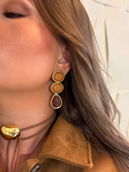 BRINCO BOHO PENDENTE RESINADO MARROM BANHADO A OURO - Dri Ferreira Semi Joias