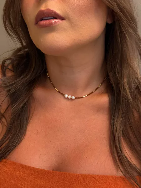 CHOKER CRISTAIS MARROM E PÉROLAS BANHADA A OURO