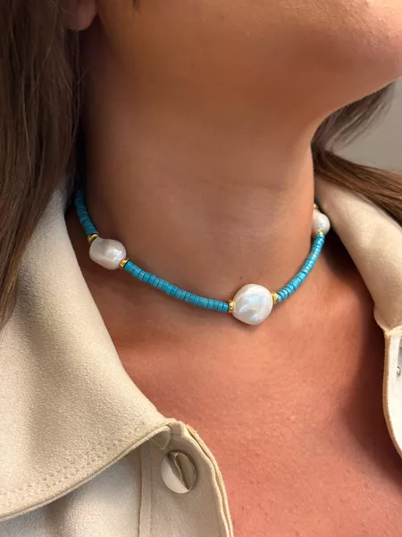 CHOKER CRISTAIS TURQUESA E PÉROLAS BARROCAS BANHADA A OURO 