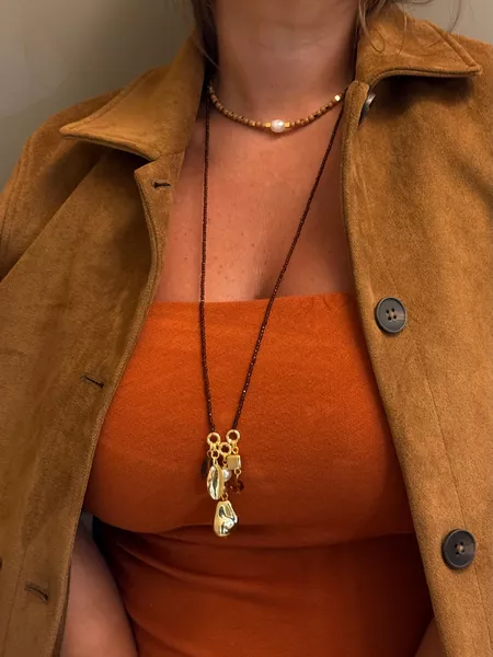 COLAR LONGO BOHO PATUÁ CRISTAIS MARRONS BANHADO A OURO