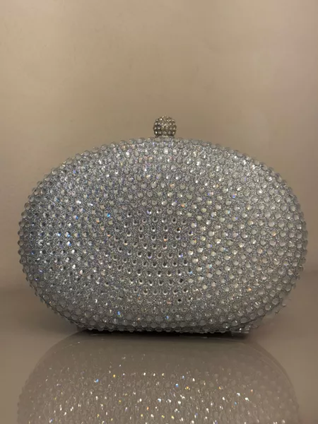 CLUTCH OVAL CRAVEJADA PRATEADA - Dri Ferreira Semi Joias
