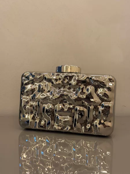 CLUTCH MARTELADA PRATEADA - Dri Ferreira Semi Joias