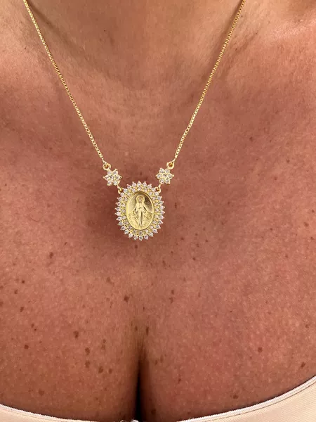 COLAR PINGENTE NOSSA SENHORA DAS GRAÇAS CRAVEJADO BANHADO A OURO