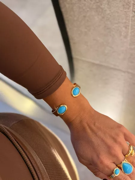 BRACELETE CHAPA BOHO RESINADO TURQUESA BANHADO A OURO - Dri Ferreira Semi Joias