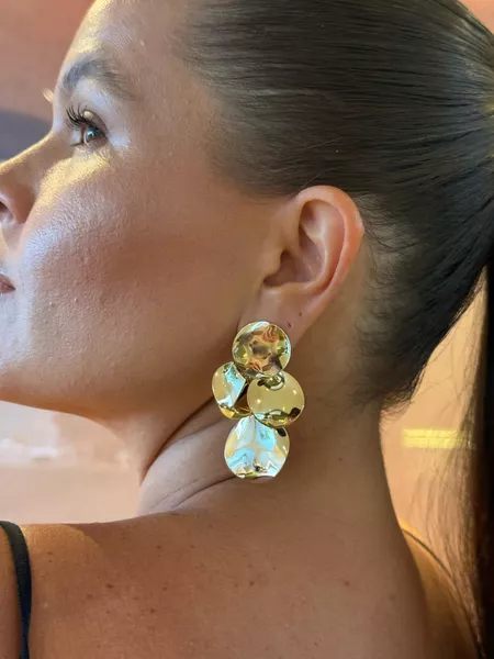 BRINCO CHAPAS REDONDAS PENDENTES BANHADO A OURO - Dri Ferreira Semi Joias