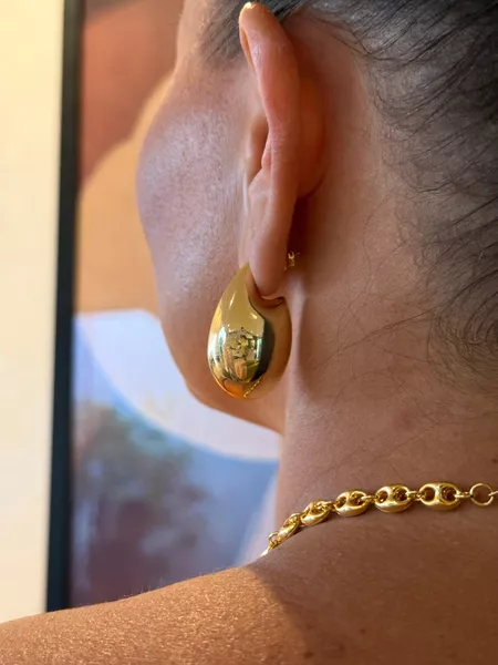 BRINCO ARGOLA BOLD ABAULADA BANHADO A OURO - Dri Ferreira Semi Joias