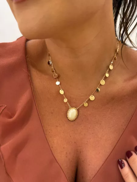 COLAR MEDALHAS E PINGENTE RESINADO NUDE BANHADO A OURO - Dri Ferreira Semi Joias