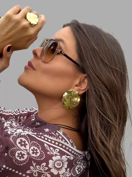 BRINCO CHAPA MARTELADA BANHADO A OURO - Dri Ferreira Semi Joias