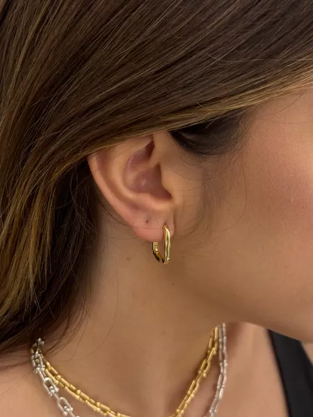 BRINCO ARGOLA RETANGULAR ORGÂNICA BANHADO A OURO 18K