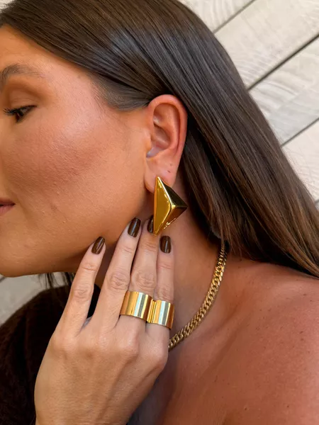 BRINCO FRONTAL TRIANGULAR BANHADO A OURO 