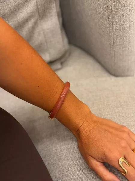 BRACELETE RESINADO MARROM LISO BANHADO A OURO - Dri Ferreira Semi Joias