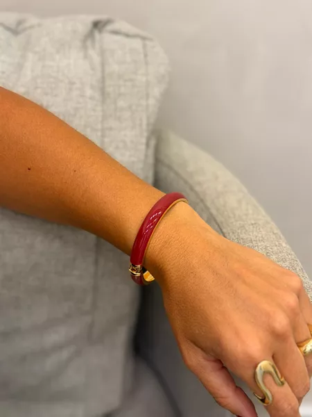 BRACELETE RESINADO RED CHERRY LISO BANHADO A OURO - Dri Ferreira Semi Joias