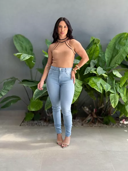 https://img.irroba.com.br/fit-in/450x600/filters:format(webp):fill(fff):quality(80)/lojatutt/catalog/julho-de-2025/macaquinho-sam/whatsapp-image-2025-07-17-at-125028-1.jpeg