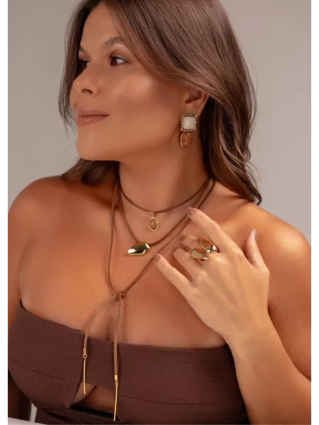 CORDÃO COURO BOHO CAFÉ E PINGENTE GOTA BANHADO A OURO - Dri Ferreira Semi Joias