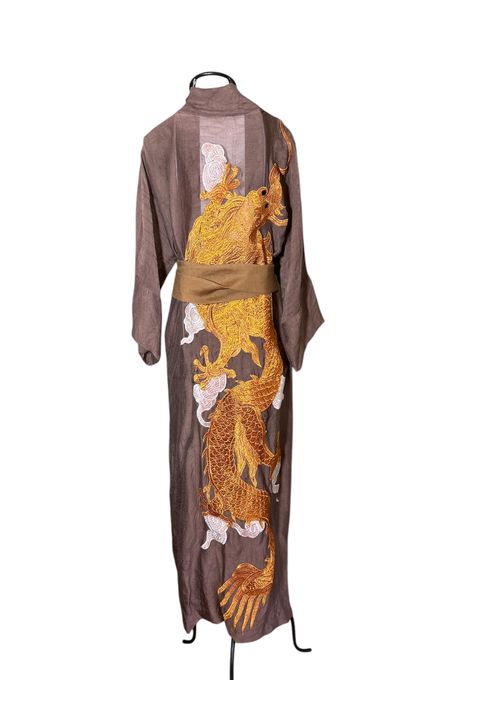 Kimono Nami Crepe Mocha Dragão de Cobre - Coleção ... - Bo Eugenia Bologna