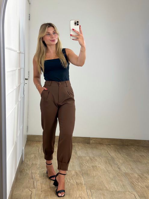 Calça Cenoura Alfaiataria Marrom - 369856 - RAFITA MODA FEMININA