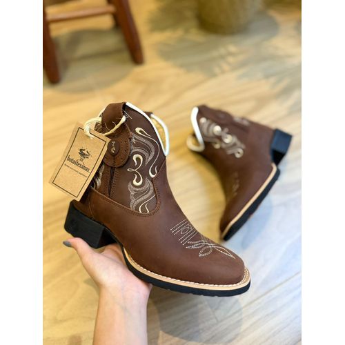 BOTINA CANO MÉDIO MARROM BORDADO BEGE - bcm2 - Botas Texanas Bruto