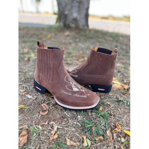 BOTINA EM COURO CAFÉ BORDADO NOSSA SENHORA (SEM NO... - Botas Texanas Bruto