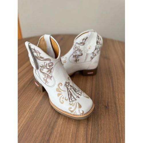 BOTINA CANO MÉDIO EM COURO BRANCO BORDADO NOSSA SE... - Botas Texanas Bruto