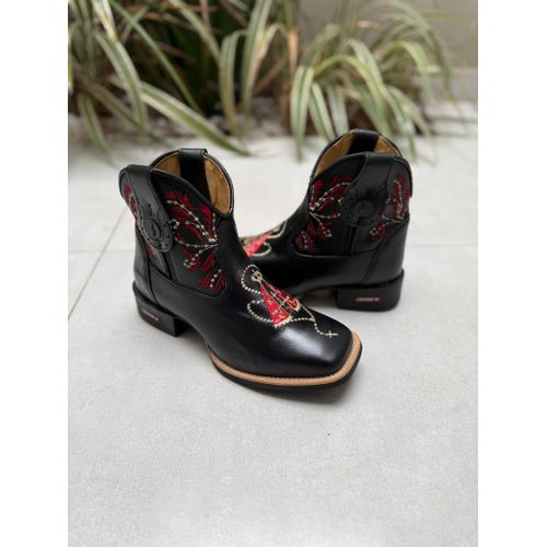 BOTINA CANO MÉDIO EM COURO PRETO BORDADO NOSSA SEN... - Botas Texanas Bruto