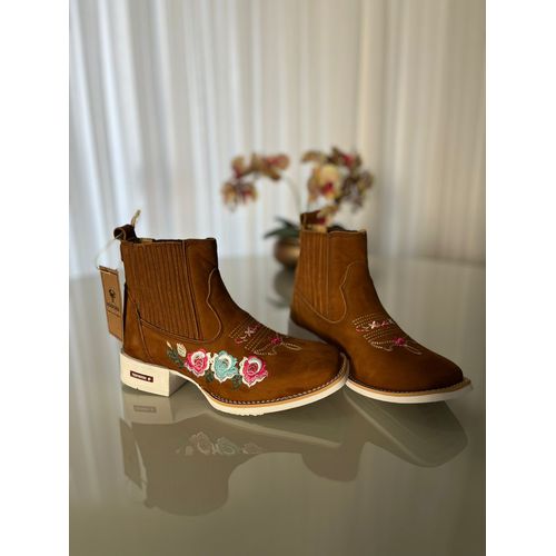 BOTINA EM COURO NOBUCK BORDADO FLORES SOLADO BRANC... - Botas Texanas Bruto