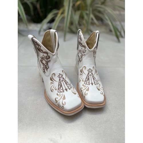 BOTINA CANO MÉDIO EM COURO BRANCO BORDADO NOSSA SE... - Botas Texanas Bruto