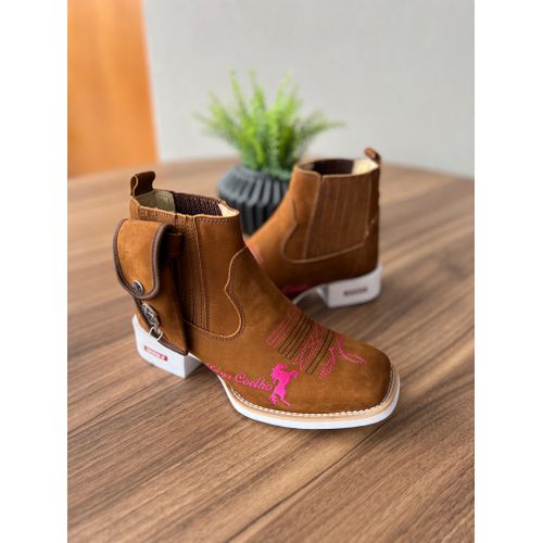 KIT BOTINA EM COURO NOBUCK CARAMELO BORDADO ROSA +... - Botas Texanas Bruto