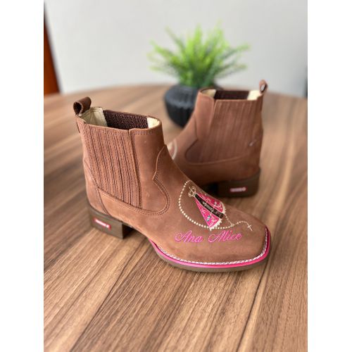 BOTINA EM COURO BORDADO NOSSA SENHORA ROSA E NOME ... - Botas Texanas Bruto