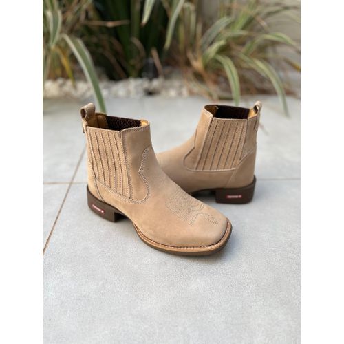 BOTINA EM COURO NOBUCK AREIA BORDADO FLORAO - BF38 - Botas Texanas Bruto