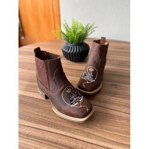 BOTINA EM COURO CAFÉ BORDADO NOSSA SENHORA - BM11 - Botas Texanas Bruto
