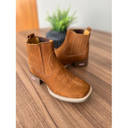 BOTINA EM COURO NOBUCK CARAMELO BORDADO FLORÃO - ... - Botas Texanas Bruto