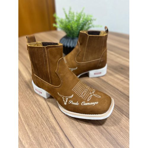 BOTINA EM COURO NOBUCK CARAMELO BORDADO SOLADO BRA... - Botas Texanas Bruto