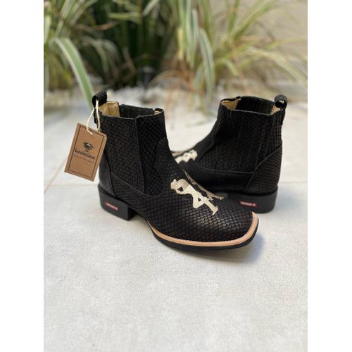 BOTINA CANO CURTO EM COURO NOBUCK ESTILIZADO EM PE... - Botas Texanas Bruto
