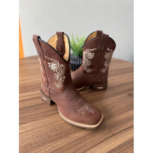 BOTA TEXANA EM COURO MARROM CANO CAPOTINHA BORDADO... - Botas Texanas Bruto