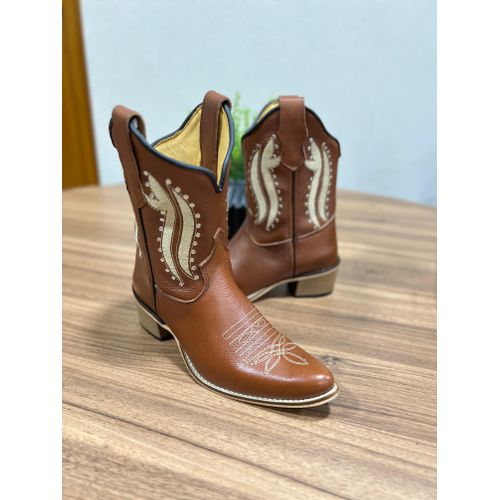 BOTA TEXANA EM COURO MUSTANG BORDADO BEGE CANO CAP... - Botas Texanas Bruto